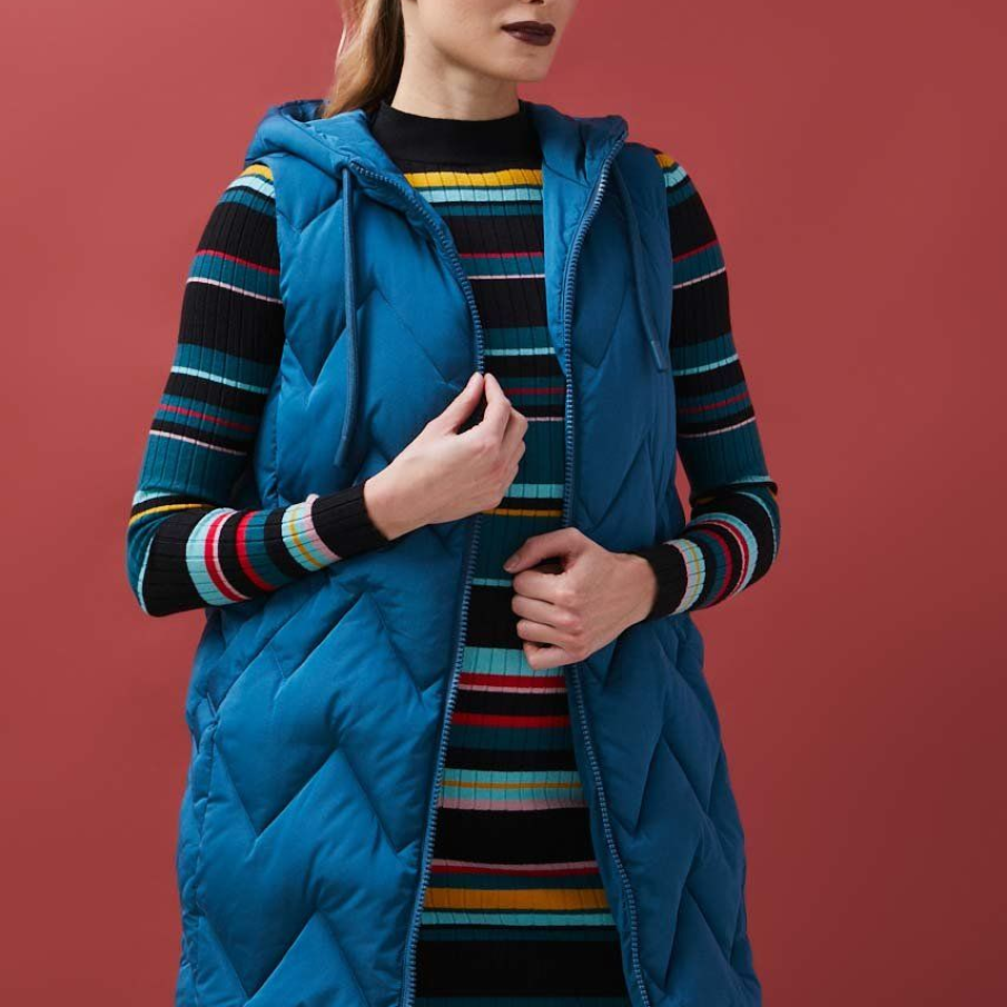 Vestă albastră din colecția Medicine, confecționată din material matlasat. Are buzunare oblice, iar gluga se strânge cu șnururi