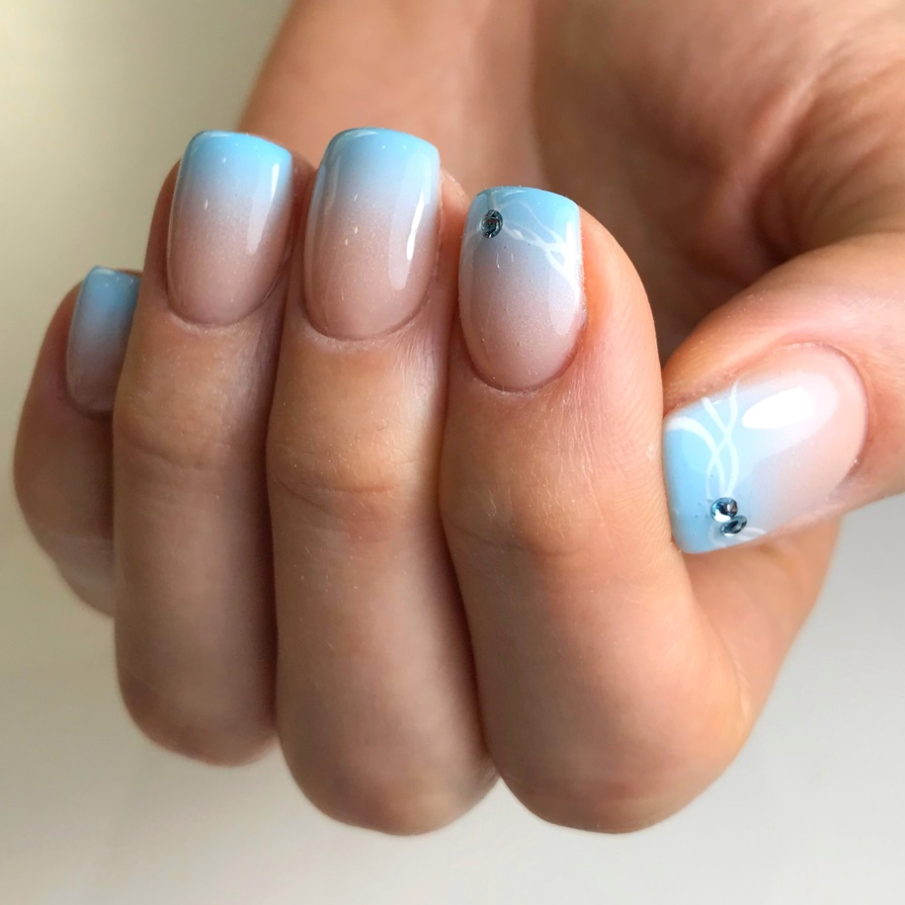 Manichiură ombre minimalistă decorată cu ștrasuri 