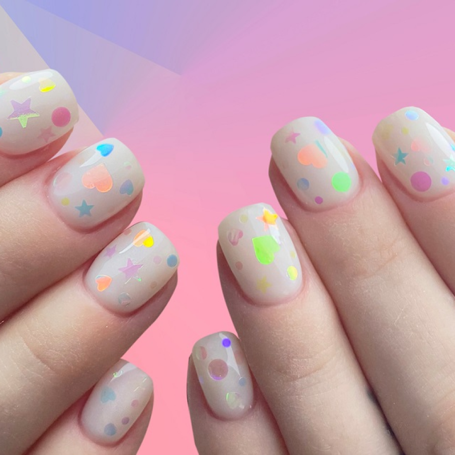 Dacă nu îți place ideea de a-ți colora unghiile integral în nuanțele curcubeului, poți încerca și varianta glitterului curcubeu aplicat drept picățele pe unghii