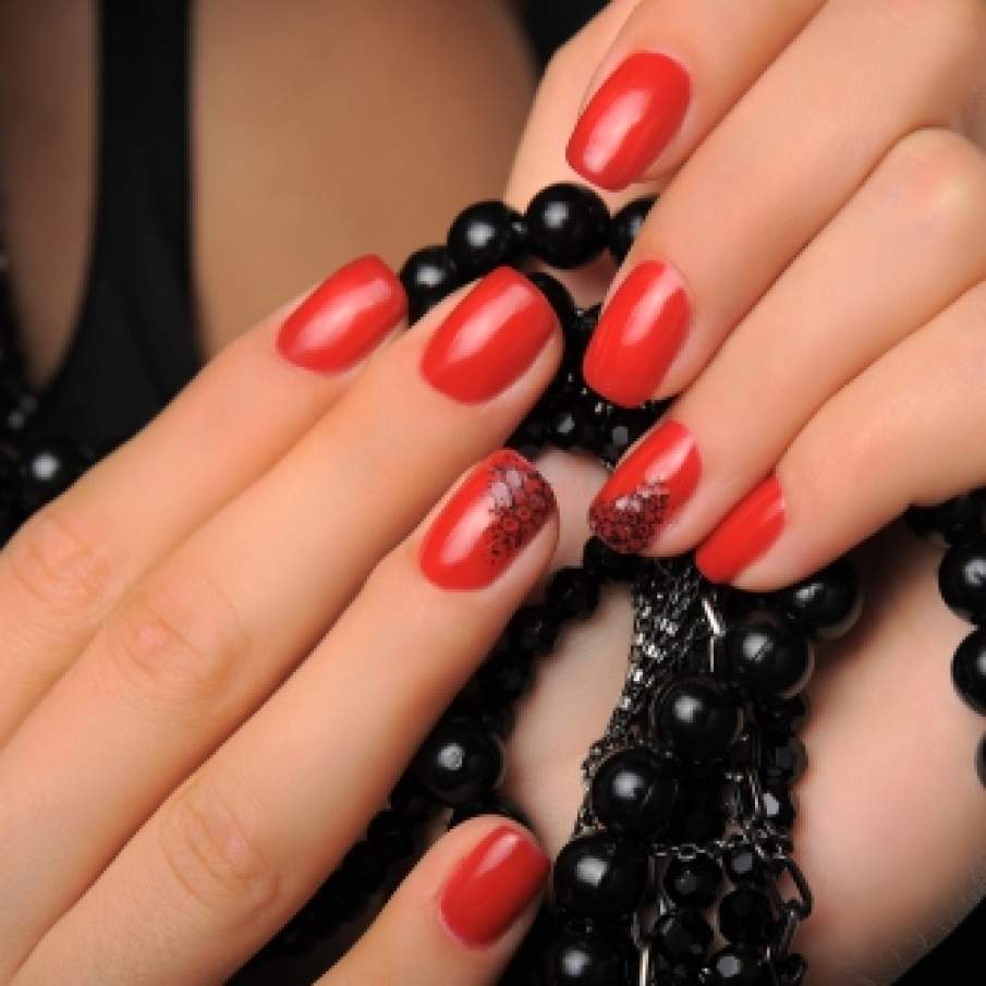 Printuri, strasuri, patternuri sau accesorii pe Degetul Inelar