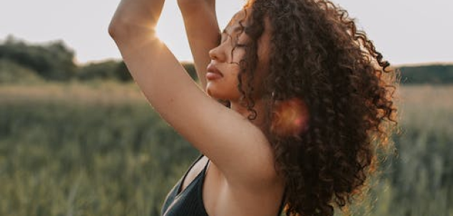 Care crezi ca este o caracteristica foarte importanta a feminitatii?