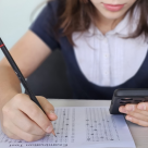 De la ce vârstă e potrivită inteligența artificială la școală? Un raport UNESCO compară modelele din patru țări