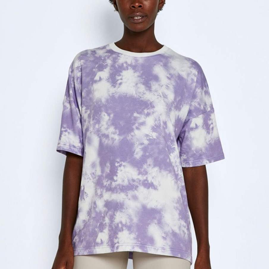 Tricou lejer Noisy May cu aspect tie-dye, ce combină albul cu o superbă nuanță de violet prăfuit 