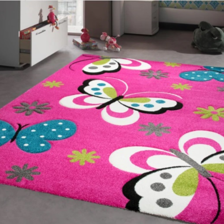 Covor MERINOS Diamond kids, în culori vii și intense, cu un imprimeu mare cu fluturi și flori. 