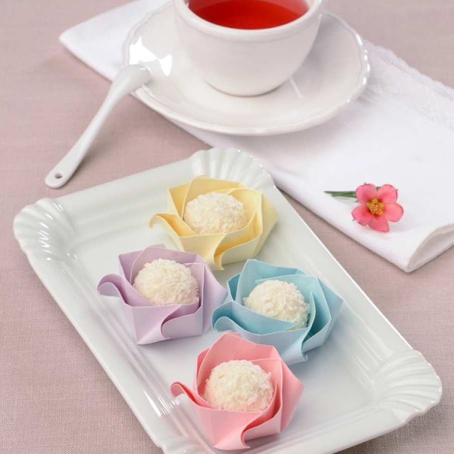 Suporturi origami din hartie pastelata pentru bomboane din nuca de cocos 