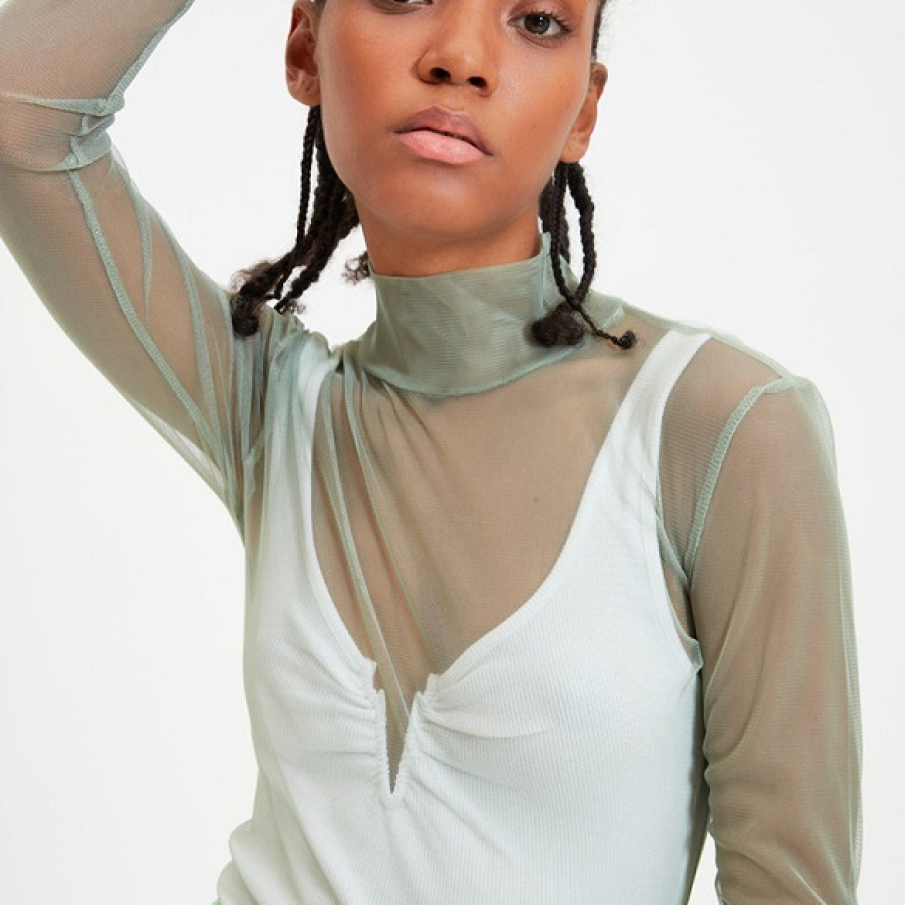 Helancă subțire și transparentă, cu guler înalt, pe care o puteți purta cu încredere peste maioul preferat 