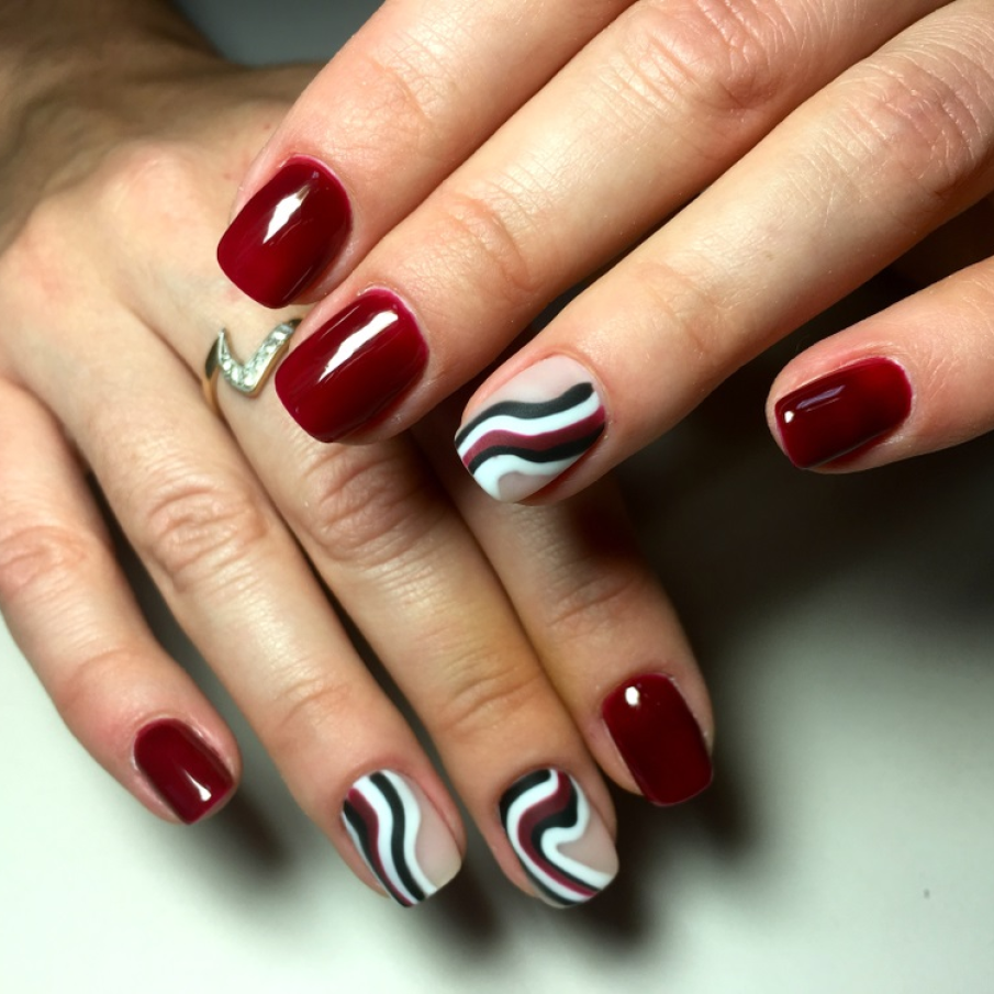 Roșului burgund sau în nuanța vinului îi stă bine pe unghii toamna și cu atât mai mult dacă îi adăugăm și dungi șerpuitoare inspirate de anii '60-'70 