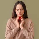 Ai gâtul iritat? Iată alimentele pe care trebuie să le eviți dacă ești răcit sau gripat!