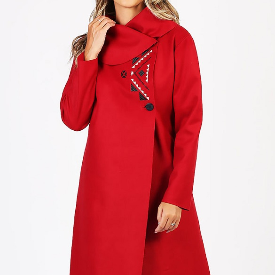 Palton Motivi cu format în A, un guler super și proeminent, ce este pus în evidență și mai mult de motivele gometrice ale imprimeului.