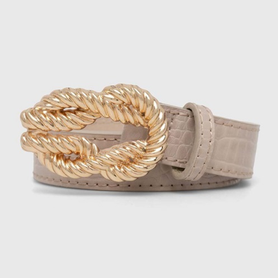 Curea bej simplă, dar cu o cataramă statement aurie, care iese cu ușurință în evidență. Este confecționată din piele ecologică 