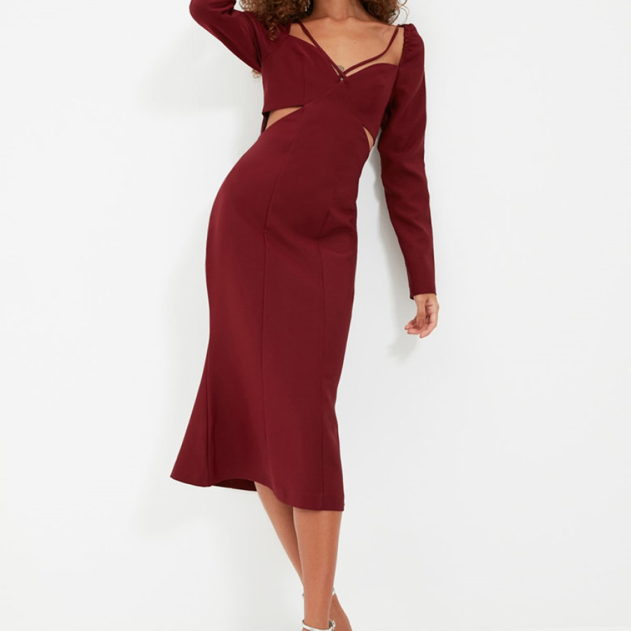 Rochie midi cambrată, cu decupaje la nivelul decolteului și pe laterale, într-un plăcut roșu bordeaux 