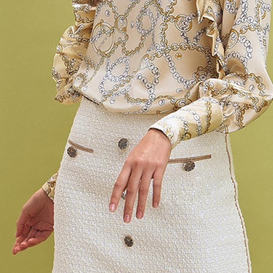 Fusta mini AVENUE No.29 în nuanță de alb prăfuit, în format A și cu nasturi decorativi.