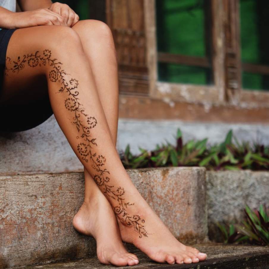 Tatuaj vegetal pe un singur picior 
