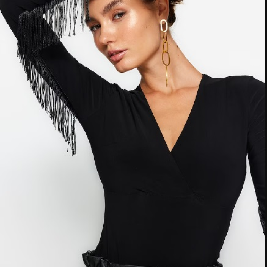 Body negru simplu, tip bluza, cu decolteu adânc în V și franjuri dispuși de-a lungul mânecilor, în partea inferioară 