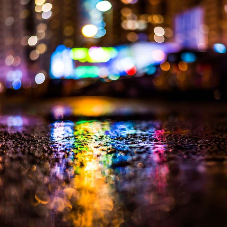 Vis urban cu ploaie: umbre, culori, reflexii