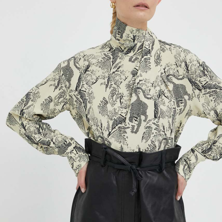 Bluză din colecția Day Birger et Mikkelsen, pe gât, în stil helancă, cu un imprimeu inspirat de natură