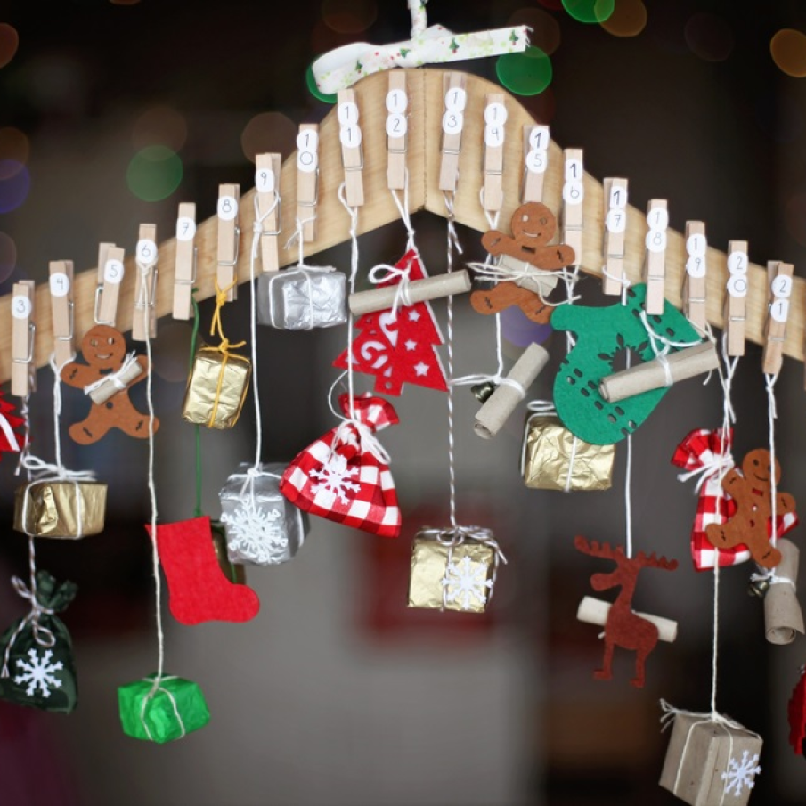Calendar advent homemade, cu mici surprize suspendate și prinse cu clește de rufe 