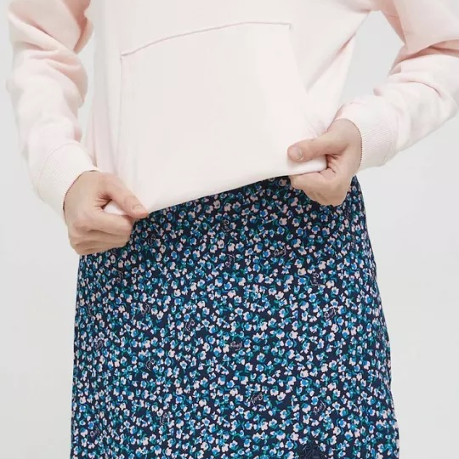 Fustă mini Tommy Jeans dreapta, confecționată din material confortabil, cu un minisliț și logo țesut pe marginea fustei 