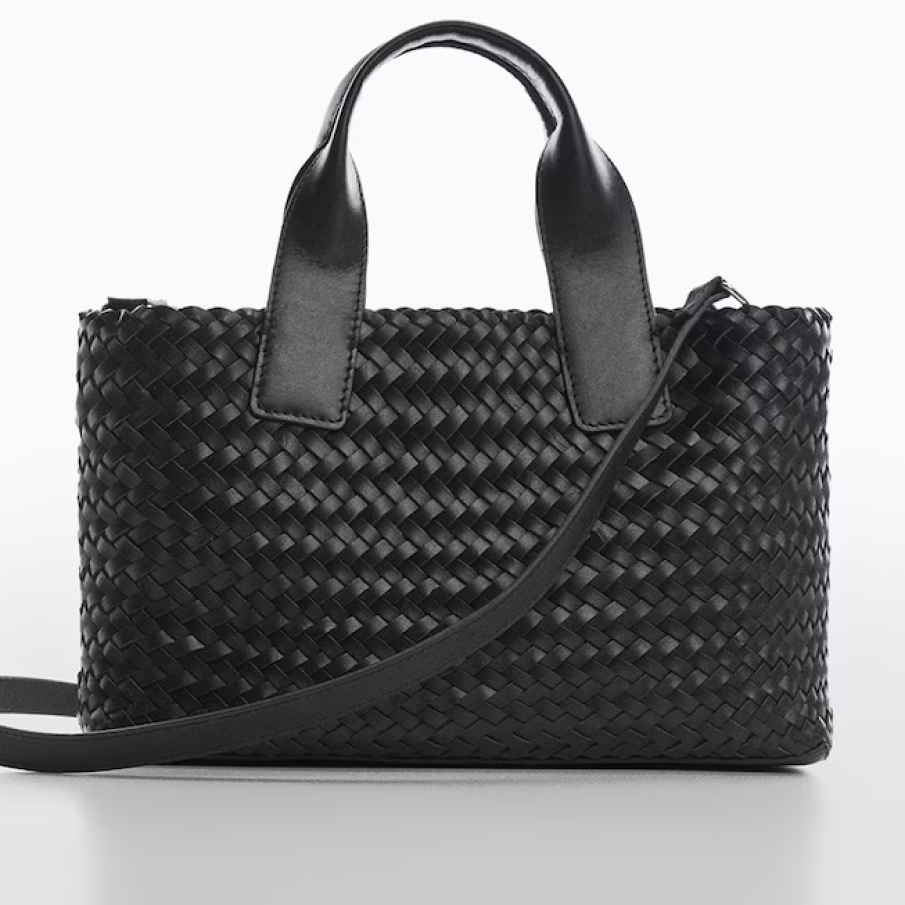 Geantă neagră împletită, tip crossbody, de la Mango, din piele naturală. Dispune de bretea și un mâner proeminent