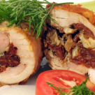 Reteta speciala pentru 1 Martie: Rulada din piept de pui cu nuci si rosii uscate