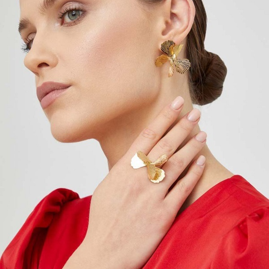 Cercei statement superbi, cu aspect metalic auriu, în formă de floare, din colecția Answear Lab