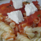 Reteta rapida: Fusilli cu rosii, mozzarella si usturoi
