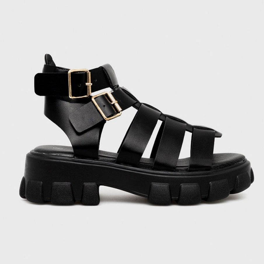 Sandale masive tip pescar din colecția Truffle Collection. Au catarame duble aurii drept accesorii de efect. 