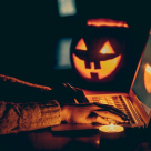 Cum arată un Halloween înfricoșător pentru piața muncii: concedierile, tăierile de salariu și munca peste program îi sperie cel mai tare pe angajații români