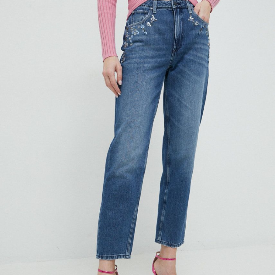 Jeanși din colecția Guess cu fason tapered high cu talie înaltă, decorați cu paiete în dreptul buzunarelor 