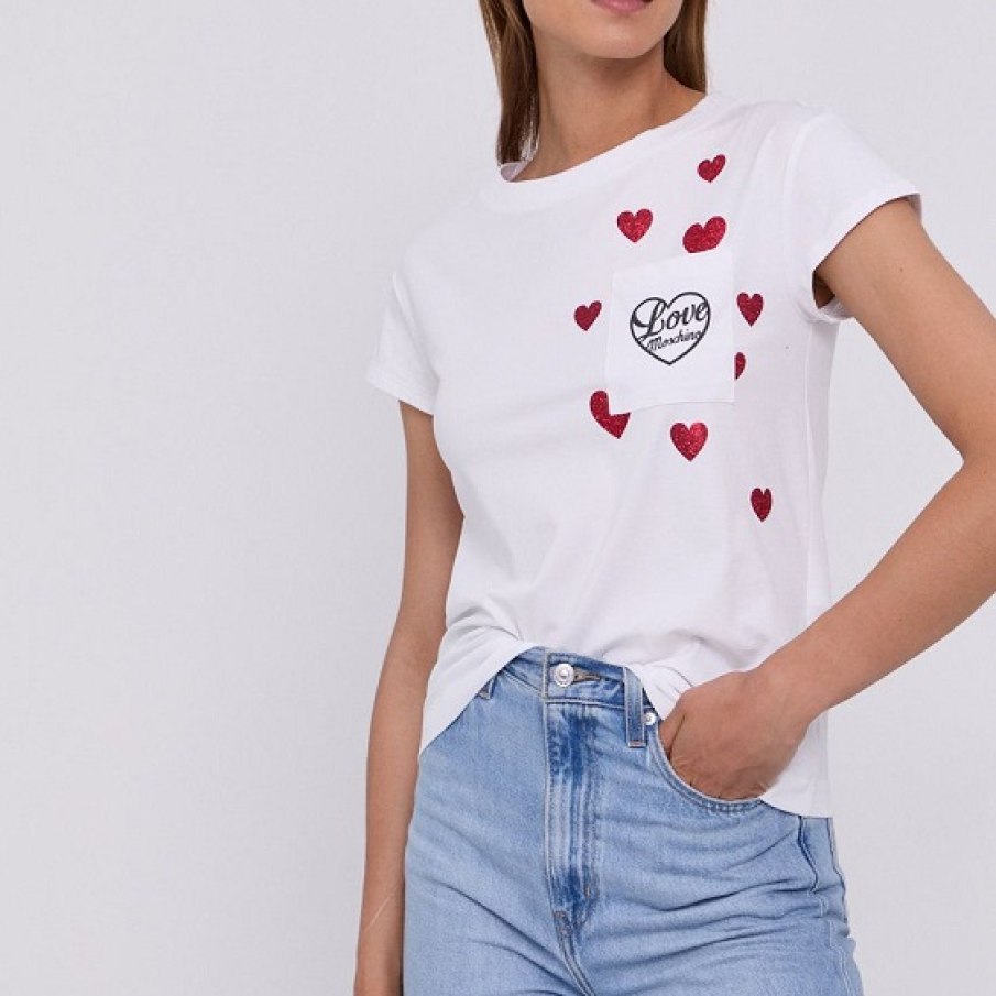 Tricou alb, simplu, cu un imprimeu parțial cu inimioare. Poate fi purtat lejer la ținutele casual-chic și sport, cu blugi sau fustă