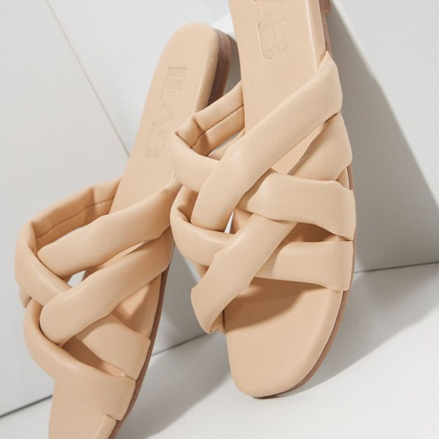 Dacă îți place încălțămintea mai finuță, iată un bun exemplu de cum poți adopta și adapta acest trend al sandalelor tip pernă la gusturile tale. Mizezi pe un aspect mai minimalist și pe 