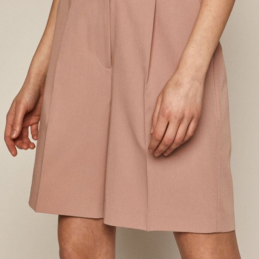 Pantaloni scurți lejeri și comozi, dar eleganți, din colecția Medicine. Au talie înaltă și buzunare oblice.