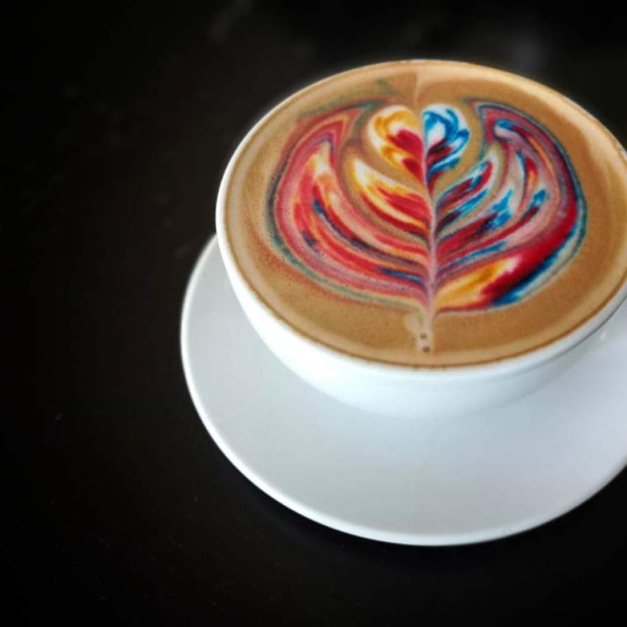 Un caffe latte ca un curcubeu 