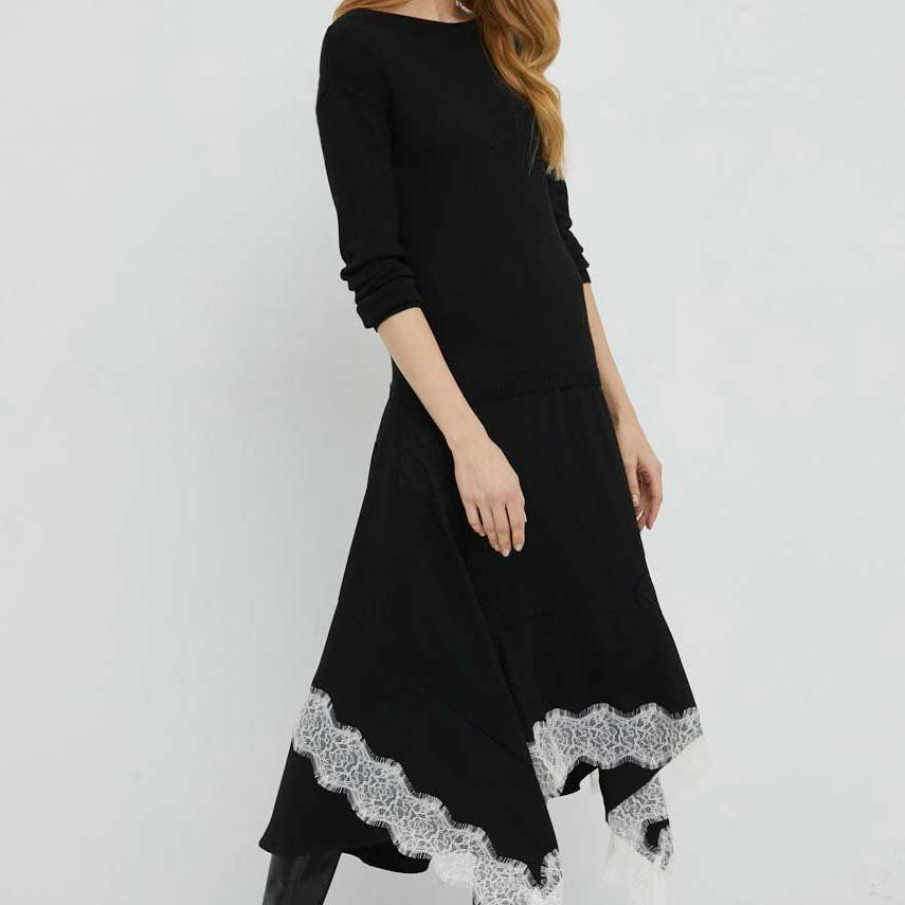 Rochie maxi Twinset, evazată, din amestec de lână. Are decolteu rotund și linia umerilor lăsată. 