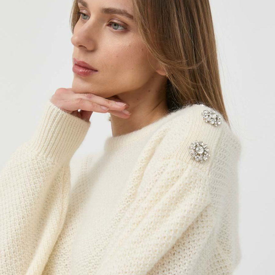 Pulover bej, călduros, de la BOSS. confecționat din tricot gros. Are în compoziție 1% Lână, 20% Mohair și dispune de butoane decorative în zona umerilor