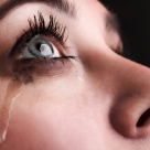 Povestea lacrimilor: Interviu cu Rose-Lynn Fisher, artista care a vazut peisaje incredibile in lacrimi