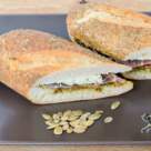 Mic dejun cu ingrediente alese: Sandwich cu sos pesto si germeni de praz