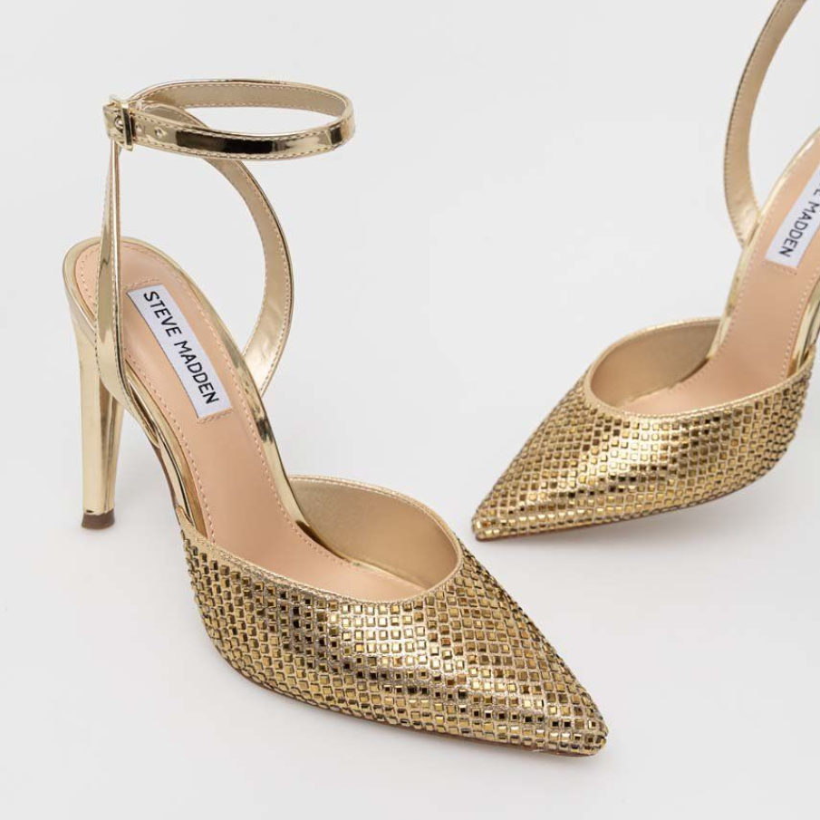 Pantofi Steve Madden cu toc subțire, aurii, confecționați din combinația materialului textil cu cel sintetic. Au călcâiul deschis și toc de 11 cm