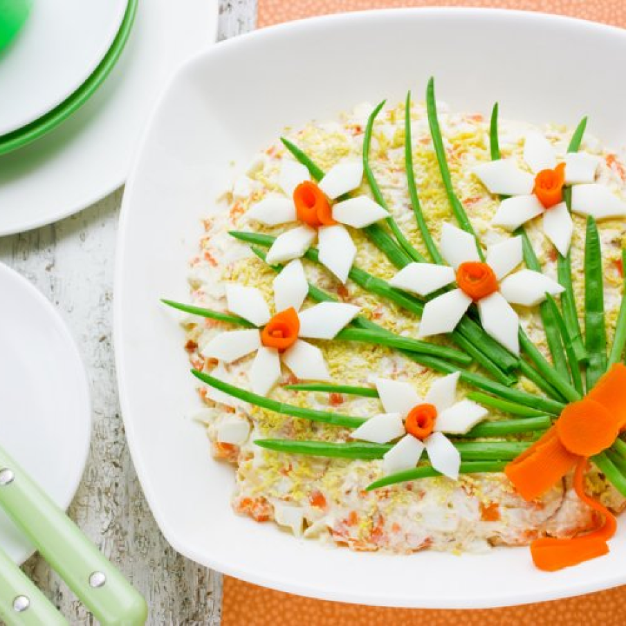 Salata de Pasti decorata in forma unui buchet de narcise