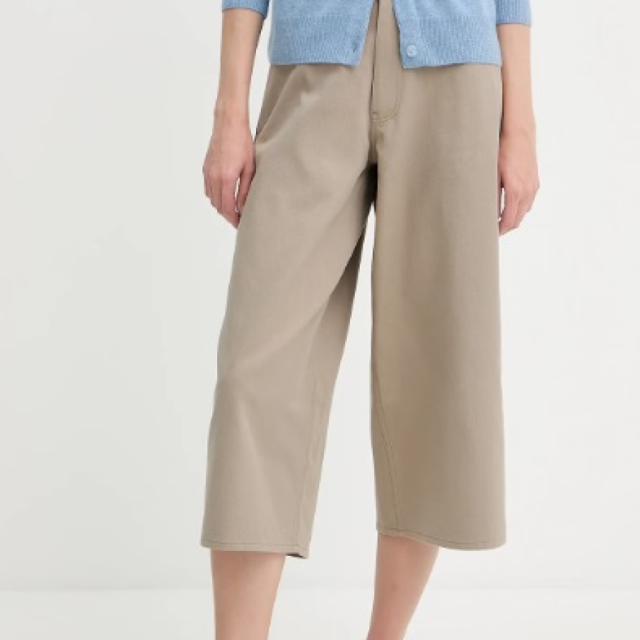 Se poartă pantalonii scurți de dimensiuni mai lungi în vara 2025: 10 modele moderne