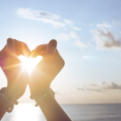 Când îți este dor de cineva, pune mâna în dreptul inimii – în sufletul tău dragostea pentru acea persoană este nesfârșită 