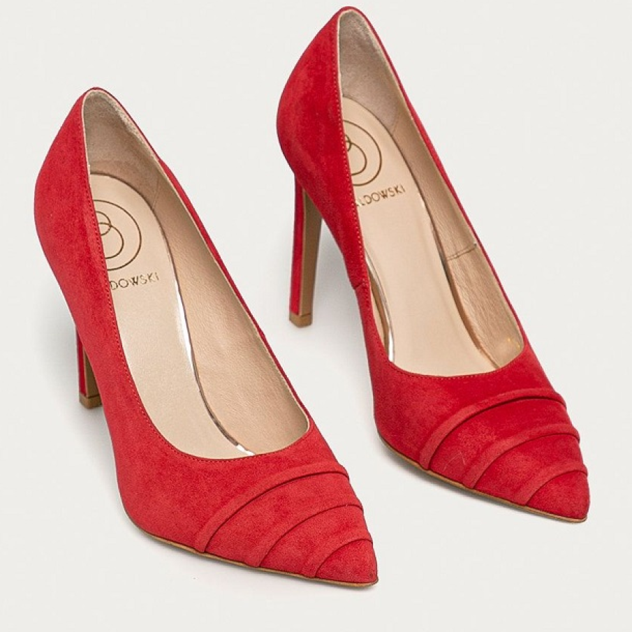 Simplitatea este secretul eleganței. Pantofi roșii cu toc Baldowski, confecționați din imitație de piele întoarsă. 