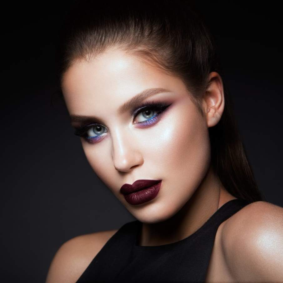 Machiaj tip cat eyes pentru ochii albaștri. Tonurile reci de albastru, lila sau argintiu dau profunzime privirii