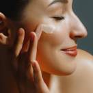 Dermatolog: ”În sezonul rece, hidratarea nu mai este doar o rutină opțională”. De ce nu trebuie să ignori pielea uscată