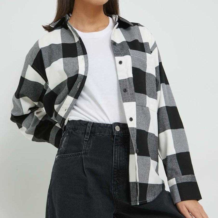 Cămașă supradimensionată Abercrombie & Fitch, în carouri mari alb-negru, cu mânecă lungă, perfectă pentru ținutele de toamnă