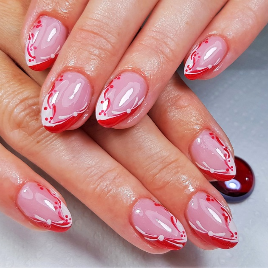 Manichiură cu gel în roșu, alb și roz nude, inspirată de petalele de flori 
