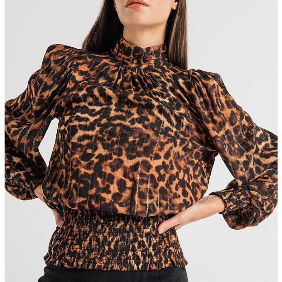 Bluză vaporoasă în culoarea scorțișoarei, cu mâneci lungi și imprimeu animal prinț. Are inserții în talie pentru a o pune în evidență.