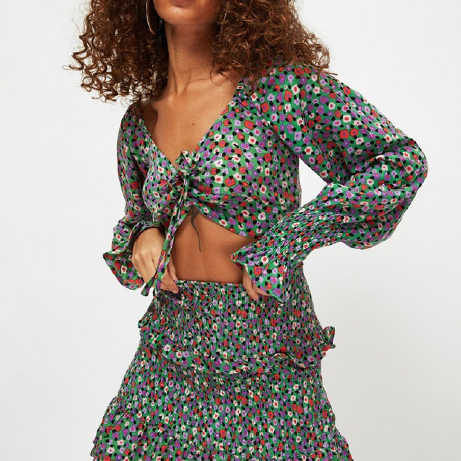 Un set tineresc format din bluză crop cu imprimeu floral mărunt și mânecă lungă + fustă scurtă 