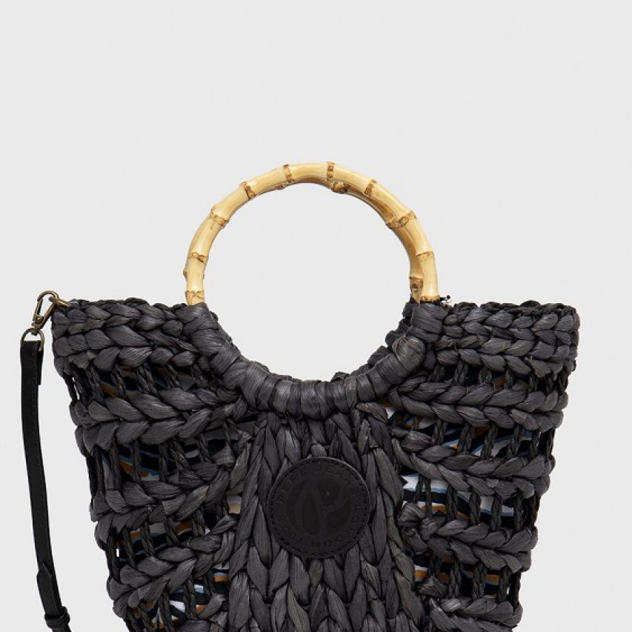 Geanta din material împletit care poate fi purtată în mână sau pe umăr, la plajă sau chiar la ieșirile în oraș. 