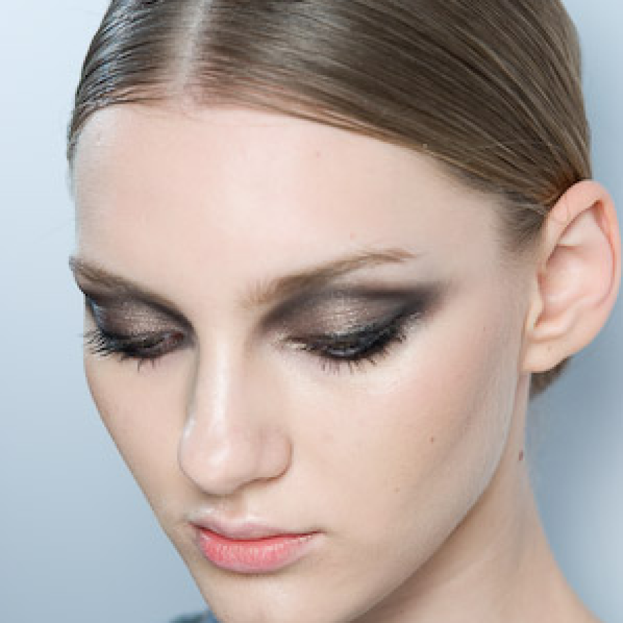 Ochi alungiti, machiati in nuante fumurii